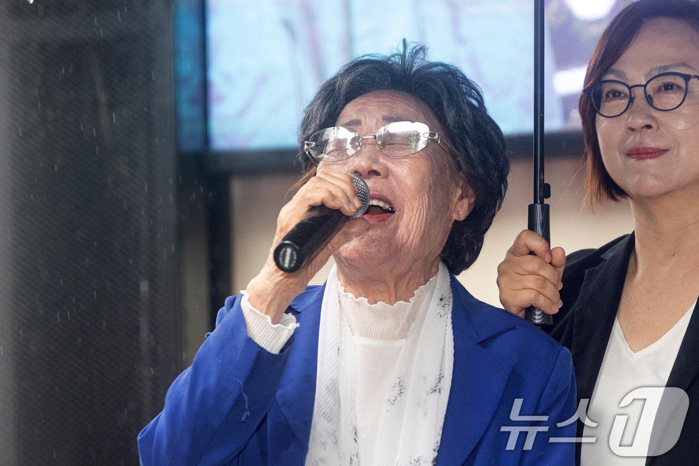 일본군 위안부 피해자 이용수 할머니가 13일 오후 서울 종로구 옛 일본대사관 인근에서 열린 일본군 위안부 문제 해결을 위한 제1713차 수요시위에서 일본의 사과를 촉구하고 있다. 2025.8.13/뉴스1 ⓒ News1 이승배 기자