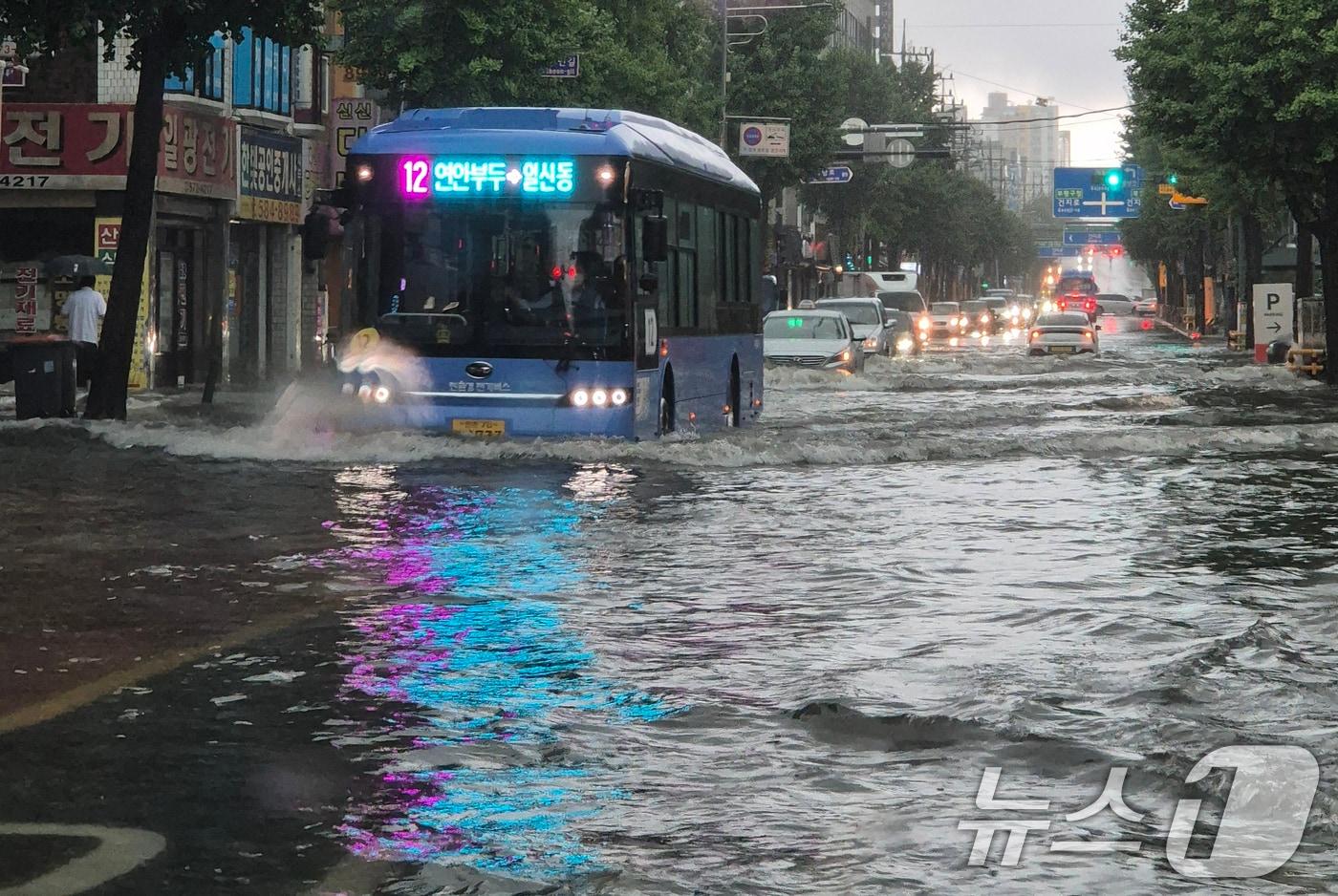 13일 오전 많은 비가 내리면서 인천 서구의 도로가 침수돼 있다. &#40;독자제공.재판매 및 DB금지&#41;2025.8.13/뉴스1