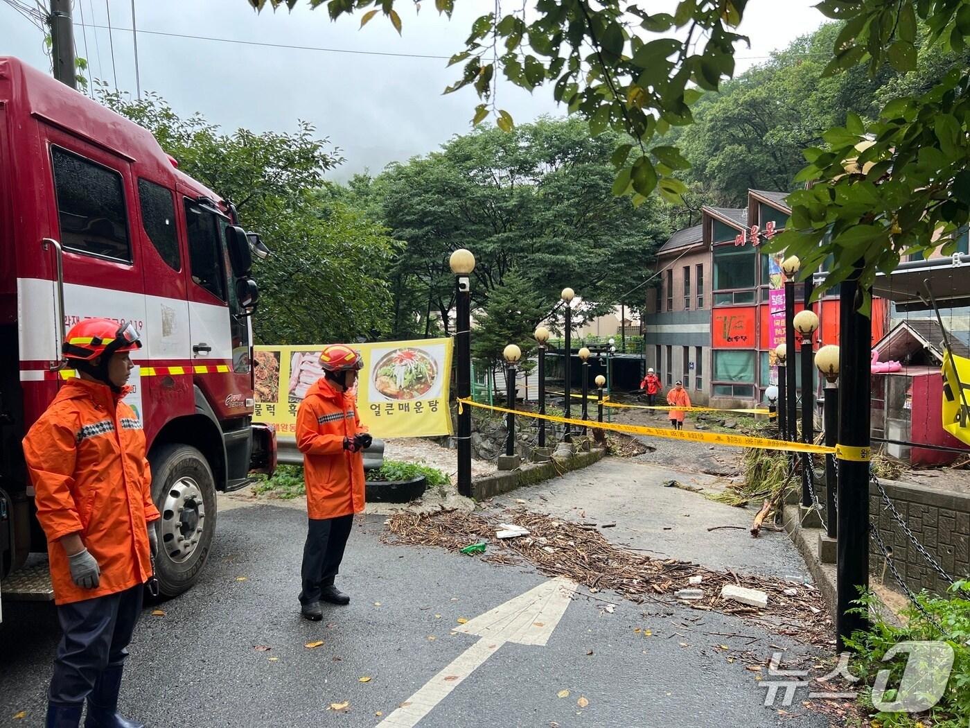 본문 이미지 - 13일 경기 양주시 장흥면 야산의 숙박시설에서 12명이 고립됐다는 신고가 접수돼 구조활동을 벌이는 소방대원들. (사진=경기도북부소방재난본부)