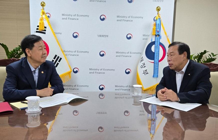 본문 이미지 - 최민호 세종시장&#40;오른쪽&#41;과 구윤철 경제부총리. &#40;세종시 제공. 재판매 및 DB 금지&#41;