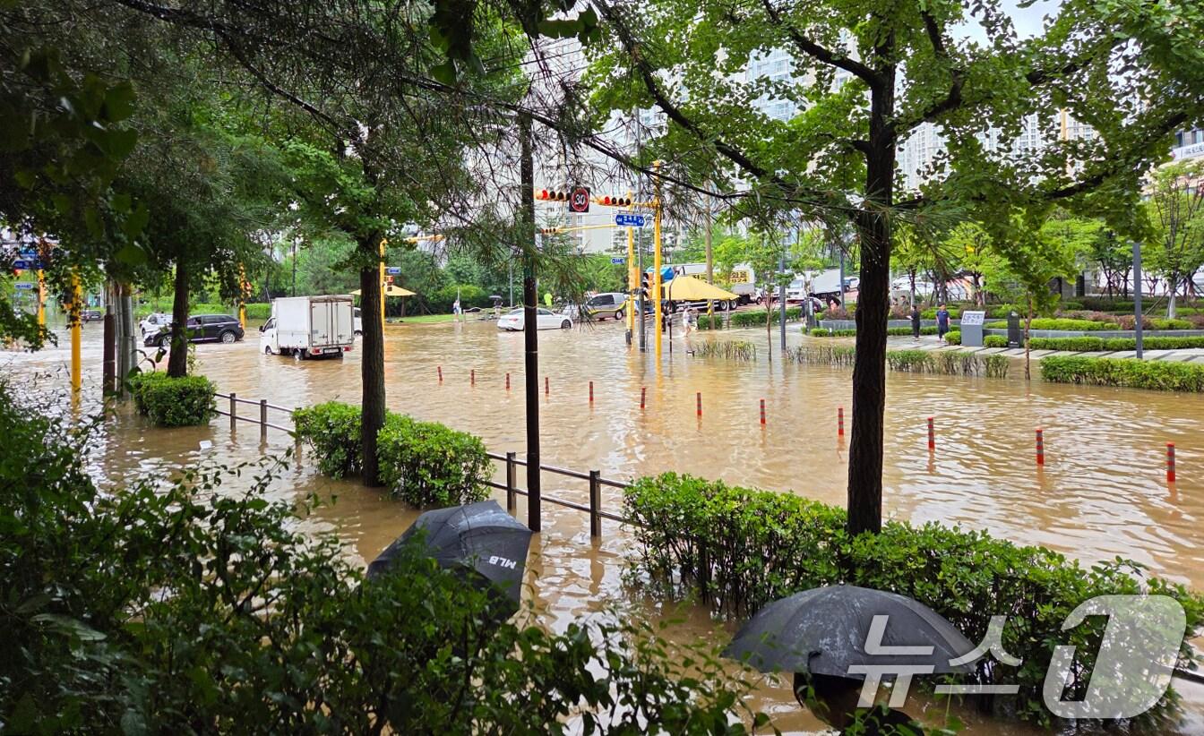 본문 이미지 - 13일 오전 많은 비가 내리면서 인천 서구의 도로가 침수돼 있다. (독자제공.재판매 및 DB금지)2025.8.13/뉴스1