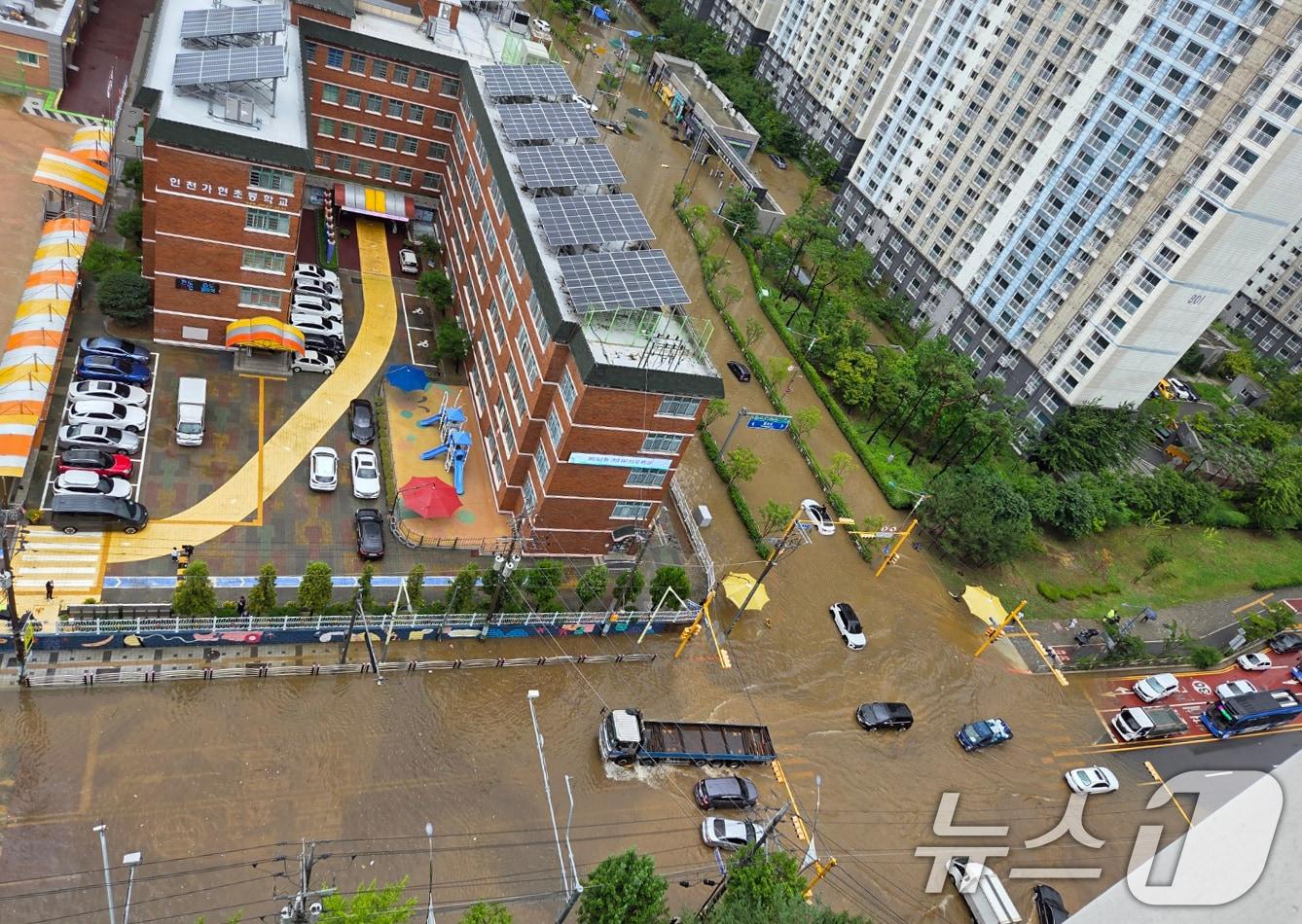 본문 이미지 - 13일 오전 많은 비가 내리면서 인천 서구의 도로가 침수돼있다. &#40;독자제공.재판매 및 DB금지&#41;2025.8.13/뉴스1