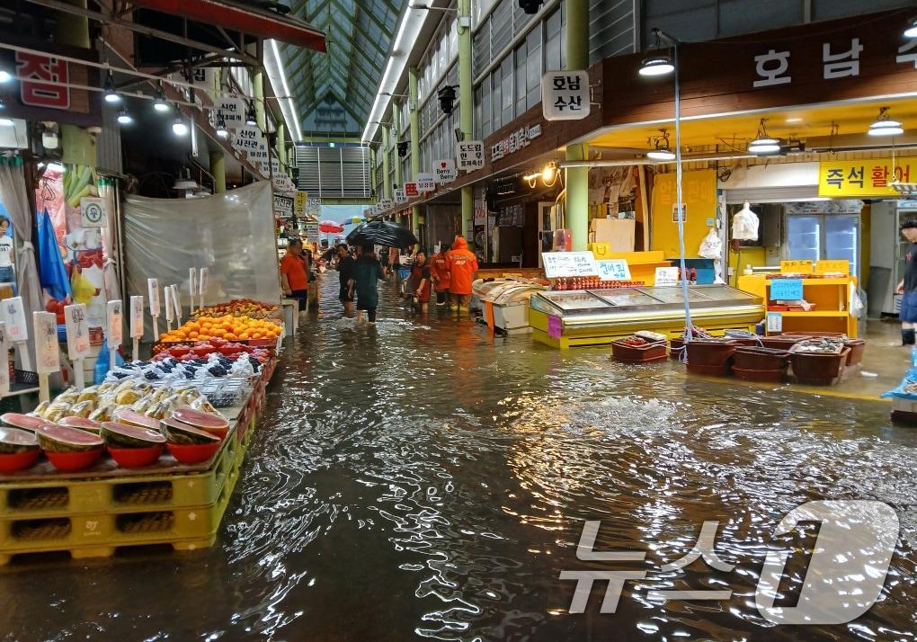 본문 이미지 - 13일 오전 많은 비로 인천 서구 정서진중앙시장이 침수돼있다. &#40;인천소방본부 제공.재판매 및 DB금지&#41;2025.8.13/뉴스1