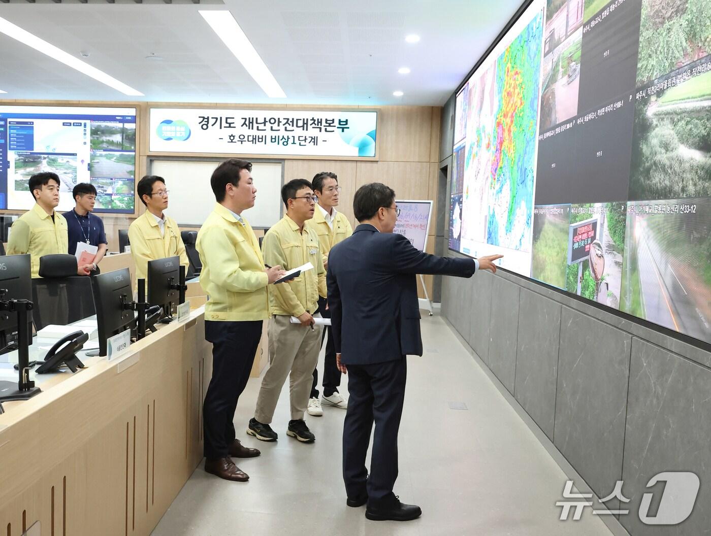 본문 이미지 - 13일 오전 김동연 경기도지사가 도청2층 재난상황실에서 집중호우관련 재난상황을 점검하고 있다.(경기도 제공. 재판매 및 DB금지)