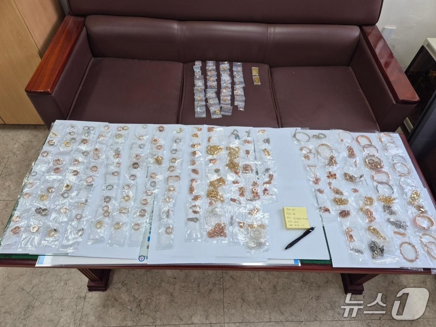 본문 이미지 - 압수한 피해물품.(부산 강서경찰서 제공. 재판매 및 DB 금지)