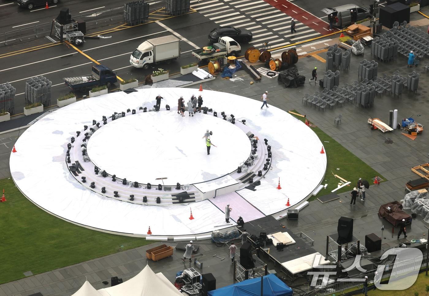 13일 서울 광화문 광장에 &#39;광복 80년, 국민주권으로 미래를 세우다&#39; 주제로 열리는 국민대축제 무대가 설치되어 있다. 2025.8.13/뉴스1 ⓒ News1 임세영 기자