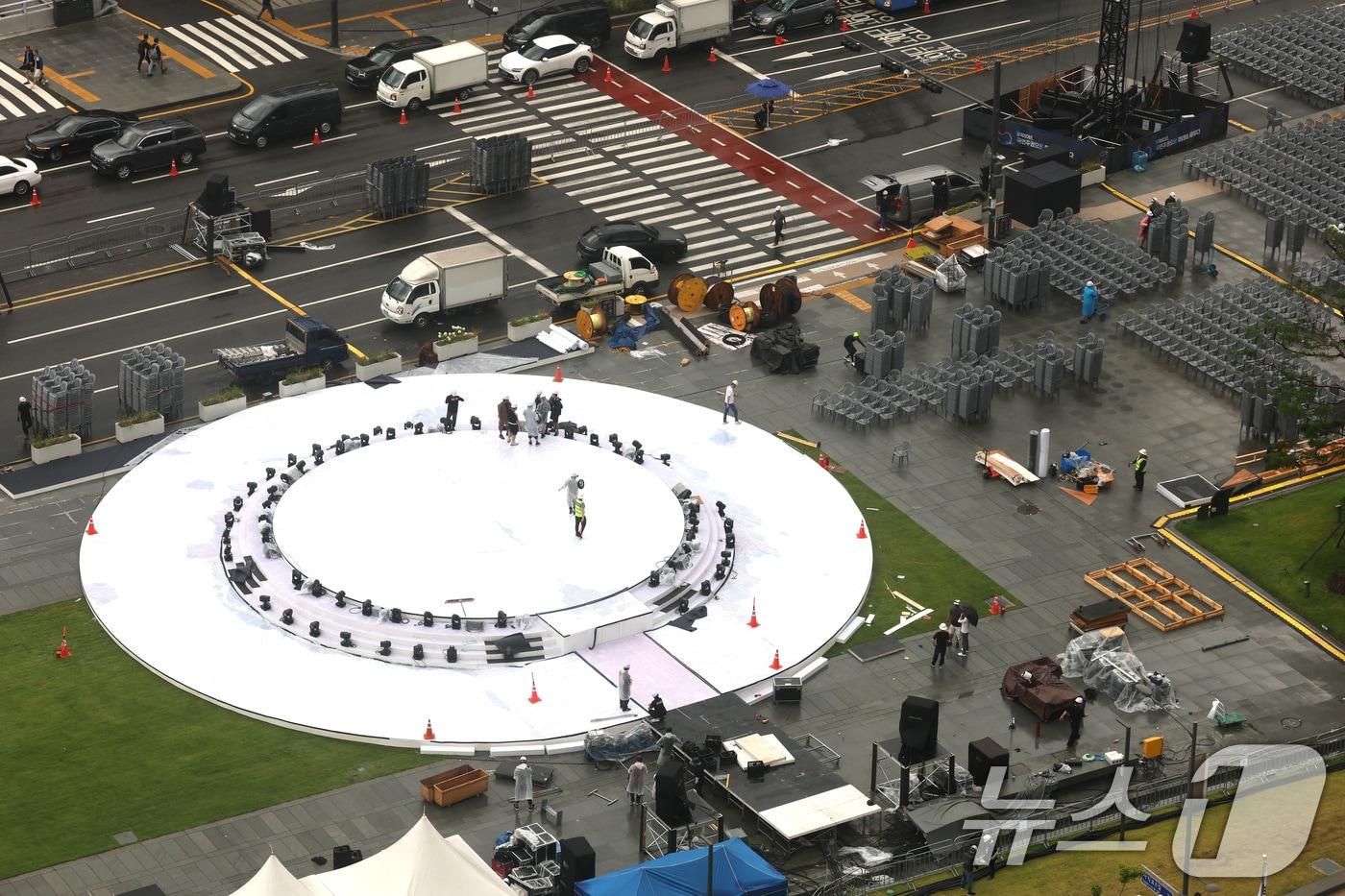 13일 서울 광화문 광장에 '광복 80년, 국민주권으로 미래를 세우다'라는 주제로 열리는 국민대축제 무대가 설치되어 있다. 2025.8.13/뉴스1 ⓒ News1 임세영 기자