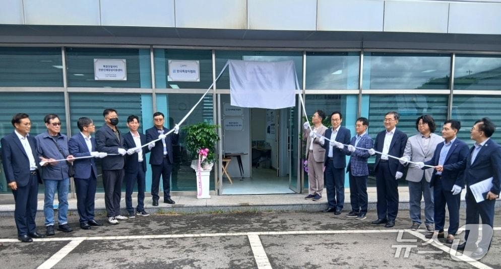 본문 이미지 - 김제 특장모빌리티 전문인재양성센터 현판식이 13일 백구특장차혁신클러스터 내에서 진행되고 있다.(김제시 제공, 재판매 및 DB 금지)