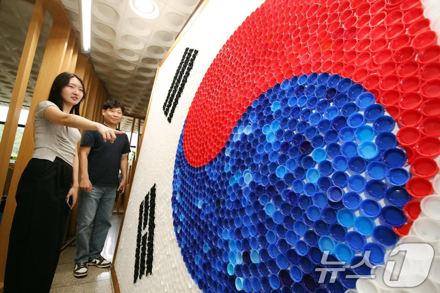 80주년 광복절을 앞두고 대구 달서구청에 페트병 뚜껑 6900여개를 붙여 만든 '생명의 태극기'가 눈길을 끌고 있다. 2025.8.13/뉴스1 ⓒ News1 공정식 기자