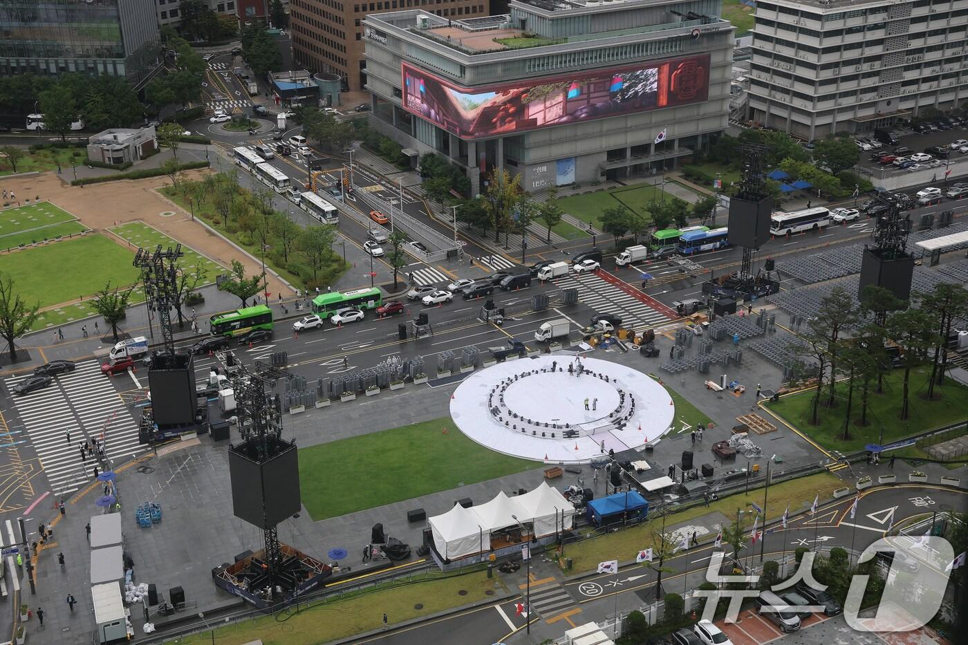 13일 서울 광화문 광장에 '광복 80년, 국민주권으로 미래를 세우다'라는 주제로 열리는 국민대축제 무대가 설치되어 있다.  2025.8.13/뉴스1 ⓒ News1 임세영 기자