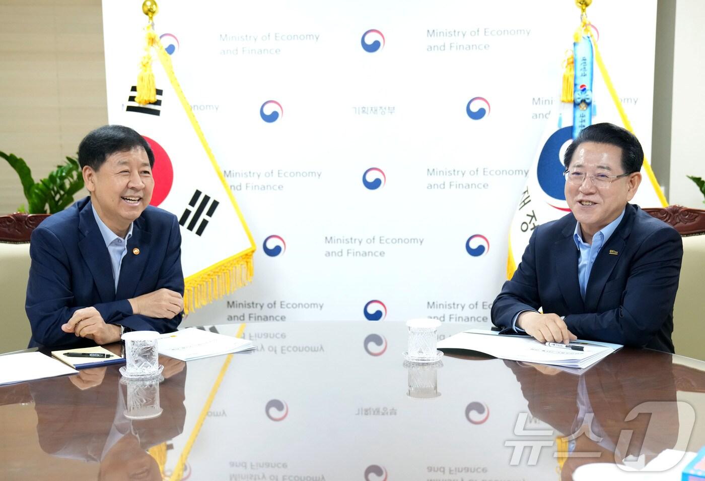 김영록 전라남도지사가 13일 오전 정부서울청사에서 구윤철 경제부총리 겸 기획재정부 장관과 면담을 갖고 전남도 핵심 사업 해결을 위한 건의 및 협조를 요청하고 있다.(전남도 제공. 재판매 및 DB금지) 2025.8.13/뉴스1