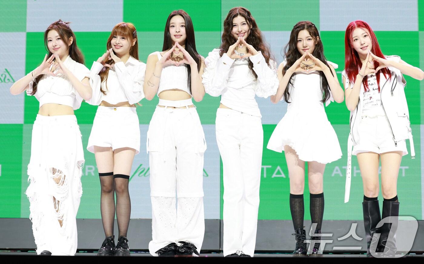 그룹 앳하트(AtHeart) 봄(왼쪽부터)과 케이틀린, 나현, 미치, 서현, 아린이 13일 서울 한남동 블루스퀘어에서 가진 첫 번째 EP 'Plot Twist' 쇼케이스에서 포즈를 취하고 있다. 2025.8.13/뉴스1 ⓒ News1 권현진 기자