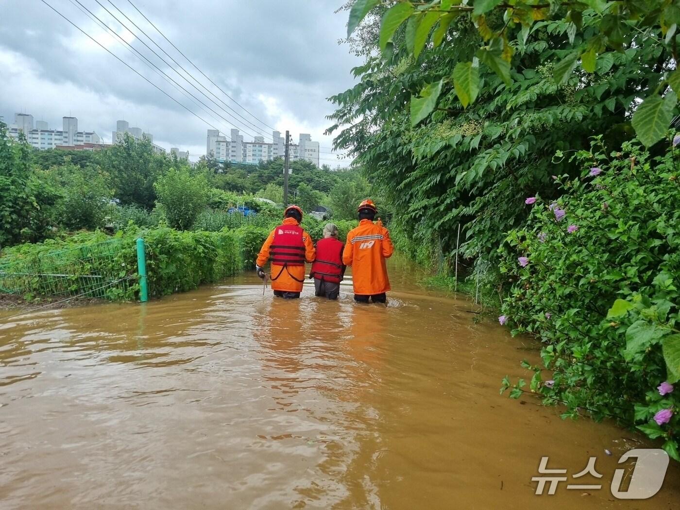 본문 이미지 - 13일 집중호우로 고립된 시민들을 구조하는 소방대원들. (사진=경기도북부소방재난본부)
