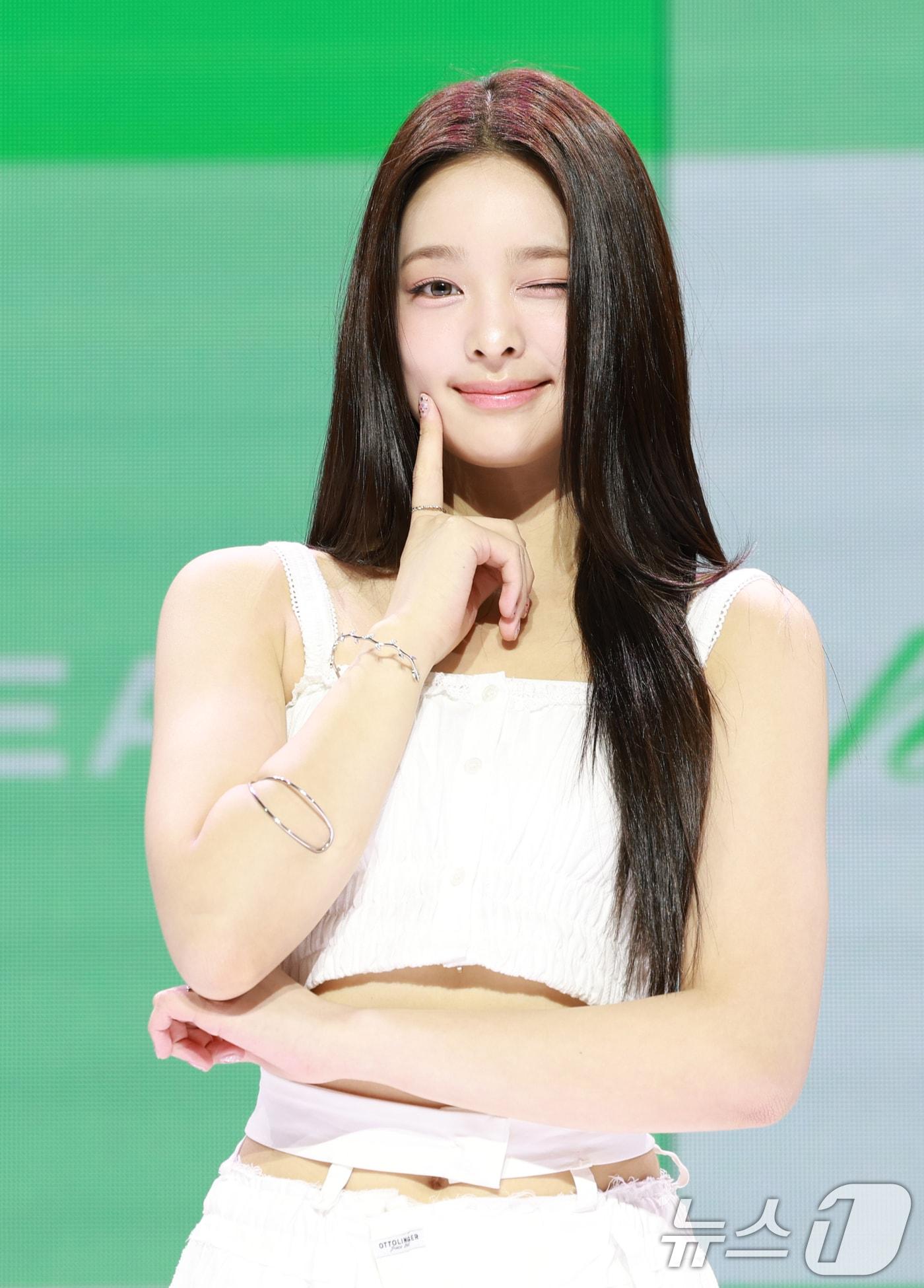 본문 이미지 - 그룹 앳하트(AtHeart) 나현이 13일 서울 한남동 블루스퀘어에서 가진 첫 번째 EP 'Plot Twist' 쇼케이스에서 포즈를 취하고 있다. 2025.8.13/뉴스1 ⓒ News1 권현진 기자