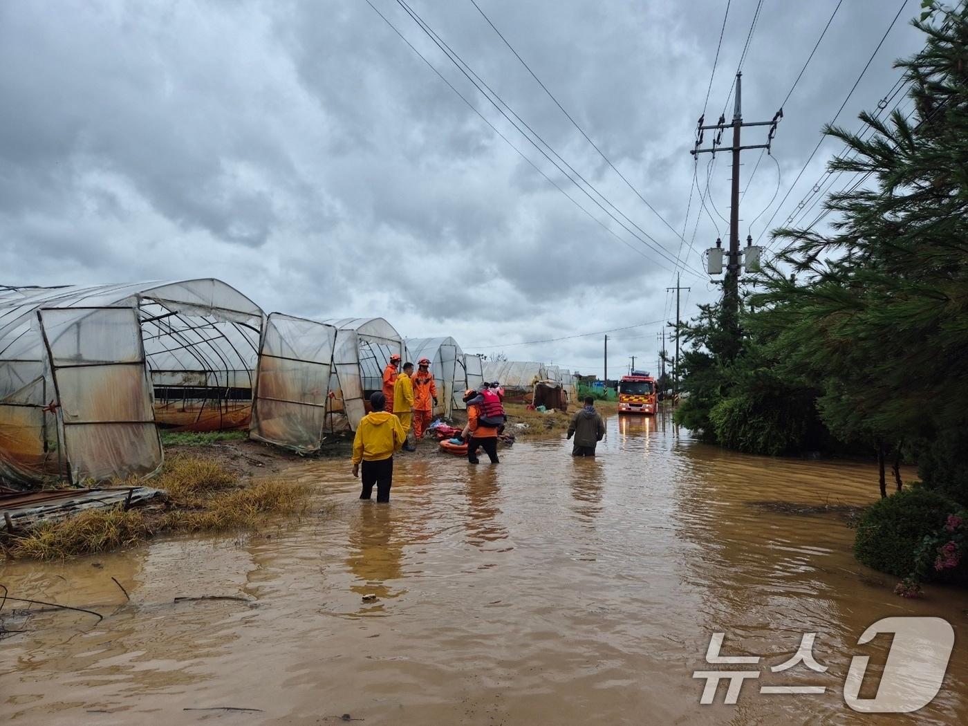 본문 이미지 - 경기북부소방재난본부는13일 경기 고양시 덕양구 내곡동 비닐하우스 단지 침수사고로 비닐하우스 일대에 고립됐던 6명이 구조됐다고 밝혔다. 사진은 인명구조 현장 모습. &#40;경기북부소방재난본부 제공. 재판매 및 DB 금지&#41; 2025.8.13/뉴스1