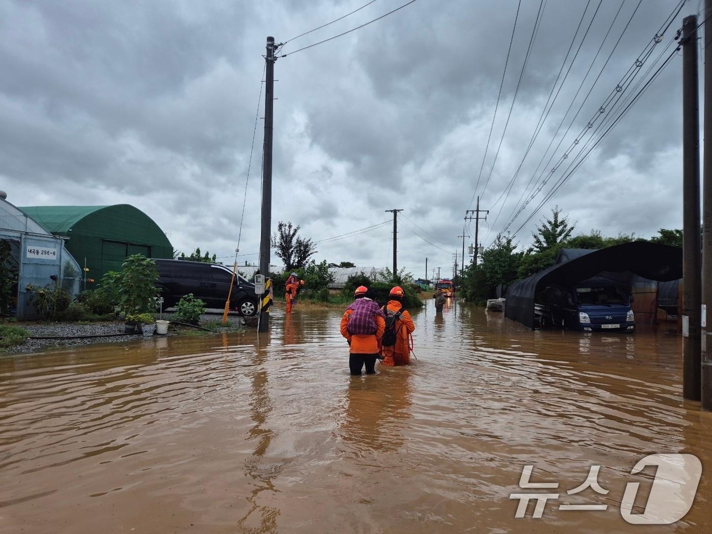 본문 이미지 - 경기북부소방재난본부는13일 경기 고양시 덕양구 내곡동 비닐하우스 단지 침수사고로 비닐하우스 일대에 고립됐던 6명이 구조됐다고 밝혔다. 사진은 인명구조 현장 모습. (경기북부소방재난본부 제공. 재판매 및 DB 금지) 2025.8.13/뉴스1