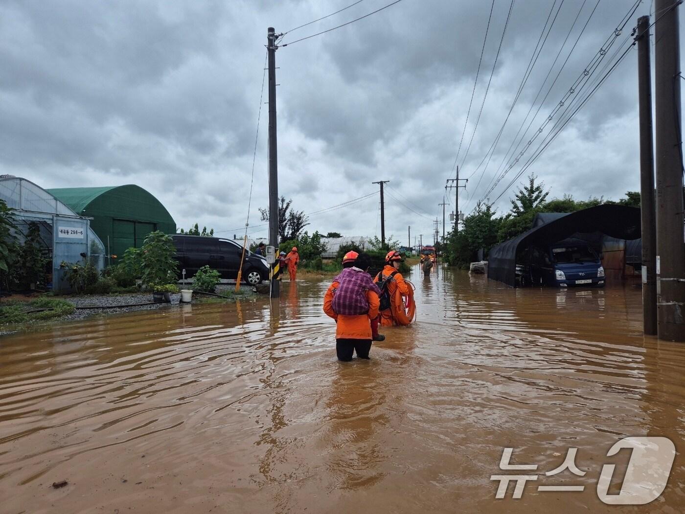본문 이미지 - 경기북부소방재난본부는13일 경기 고양시 덕양구 내곡동 비닐하우스 단지 침수사고로 비닐하우스 일대에 고립됐던 6명이 구조됐다고 밝혔다. 사진은 인명구조 현장 모습. &#40;경기북부소방재난본부 제공. 재판매 및 DB 금지&#41; 2025.8.13/뉴스1