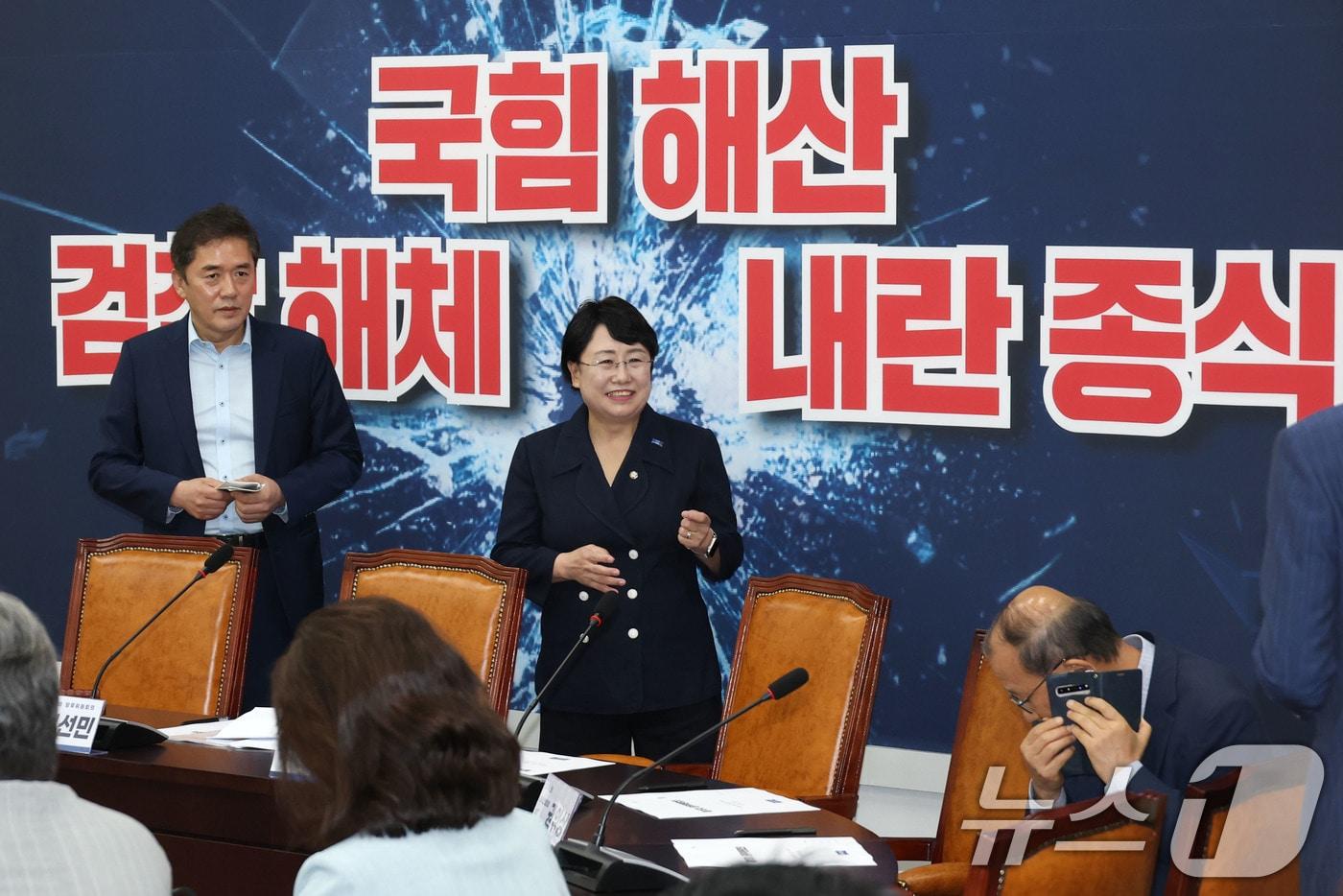 김선민 조국혁신당 대표 권한대행이 13일 오후 현안 논의를 위해 서울 여의도 국회에서 비공개로 열린 당무위원회의에 참석하고 있다. 2025.8.13/뉴스1 ⓒ News1 이광호 기자