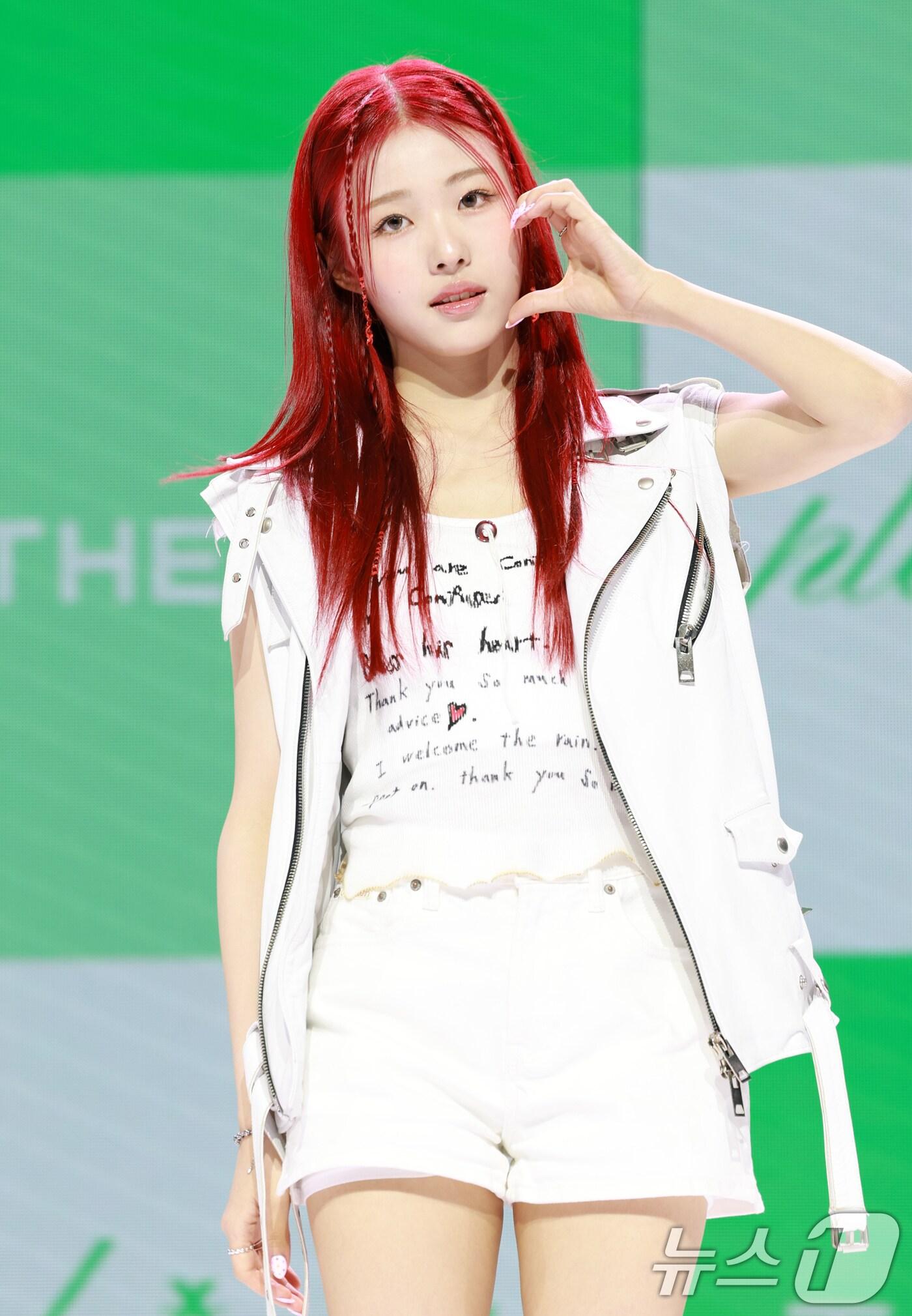 본문 이미지 - 그룹 앳하트(AtHeart) 아린이 13일 서울 한남동 블루스퀘어에서 가진 첫 번째 EP 'Plot Twist' 쇼케이스에서 포즈를 취하고 있다. 2025.8.13/뉴스1 ⓒ News1 권현진 기자