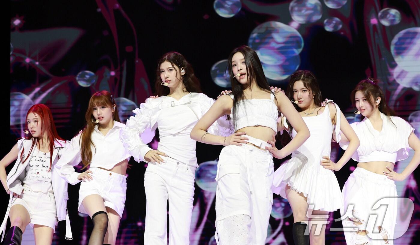 그룹 앳하트&#40;AtHeart&#41;가 13일 서울 한남동 블루스퀘어에서 가진 첫 번째 EP &#39;Plot Twist&#39; 쇼케이스에서 타이틀 곡 &#39;Plot Twist&#39;를 선보이고 있다. 2025.8.13/뉴스1 ⓒ News1 권현진 기자