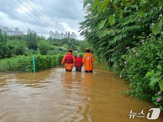 본문 이미지 -  13일 경기 고양시 덕양구 대장동 비닐하우스 일대에서 물이 불어나 고립된 시민을 구급대원들이 구조하고 있다.&#40;경기도북부소방재난본부 제공. 재판매 및 DB 금지&#41;/뉴스1