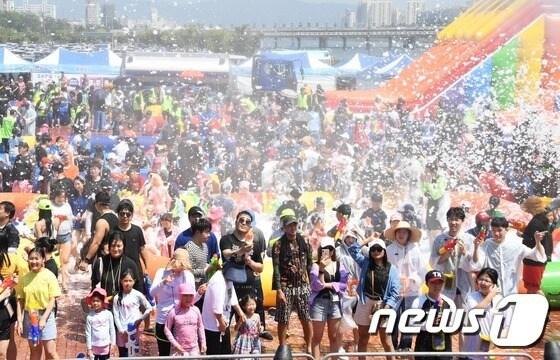 본문 이미지 - 2022 워터버블 페스티벌 자료사진.(울산중구청제공. 재판매 및 DB 금지)