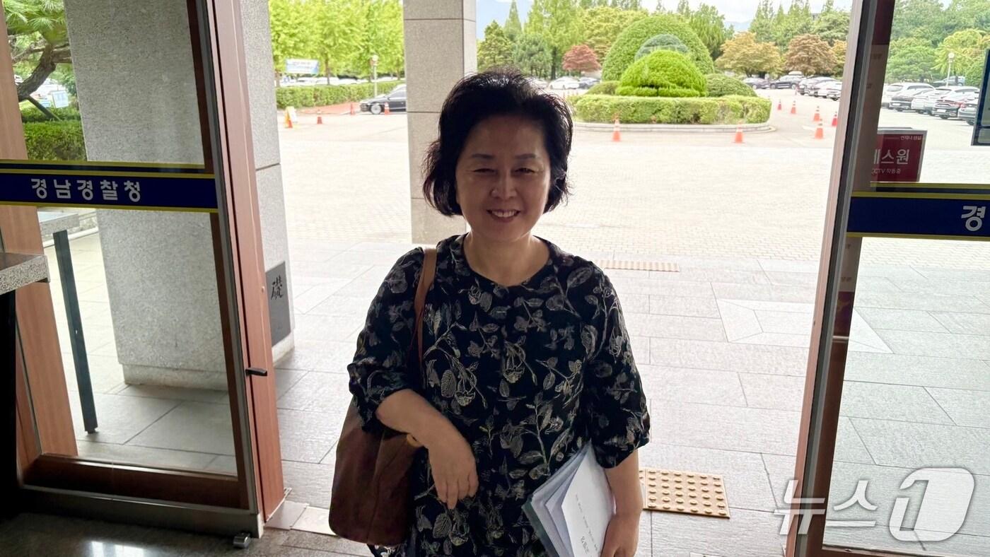 김영선 전 의원이 13일 자신의 회계책임자인 강혜경 씨를 고소.고발한 사건에 대한 고소인 신분 조사를 받기 위해 경남경찰청으로 들어서고 있다.2025.8.13/뉴스1 강정태 기자