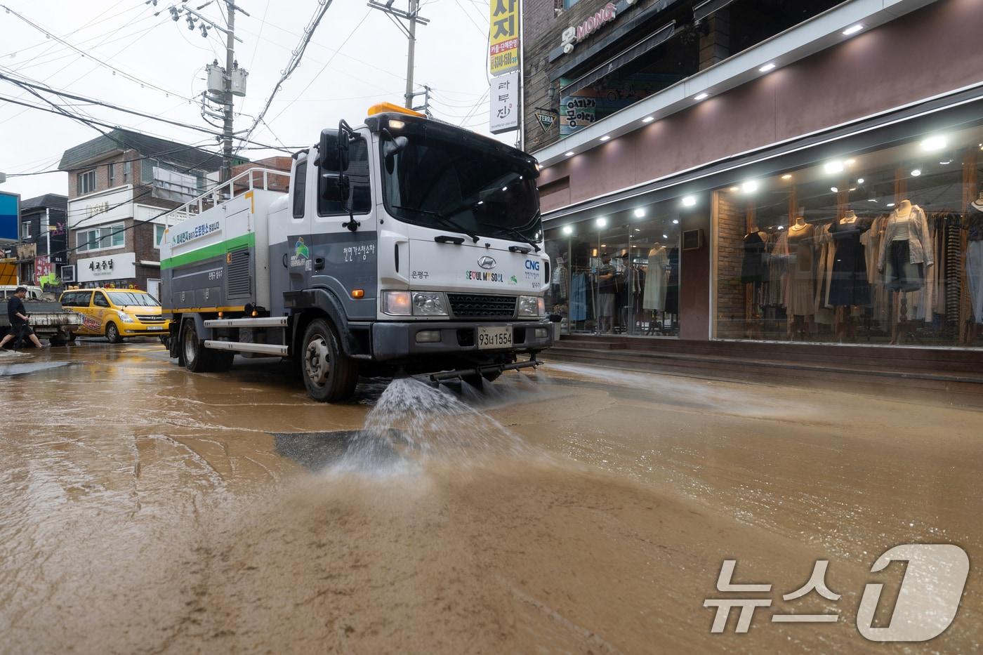 13일 오후 서울 은평구 연신내역 인근 상가 거리에서 도로청소 차량이 폭우로 인해 흙탕물로 덮힌 거리를 청소하고 있다. 2025.8.13/뉴스1 ⓒ News1 이승배 기자