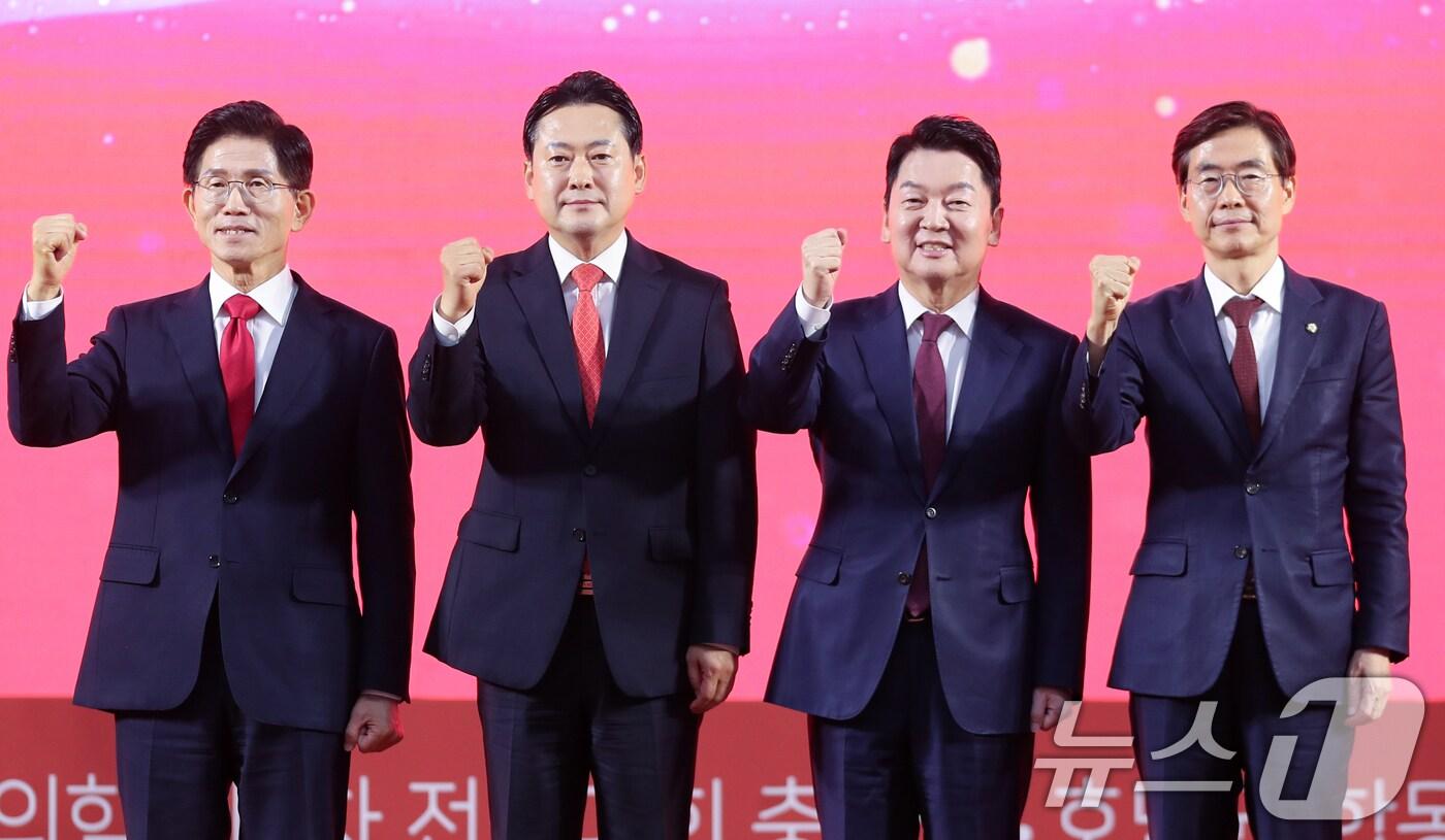 김문수&#40;왼쪽부터&#41;, 장동혁, 안철수, 조경태 국민의힘 당대표 후보가 13일 대전 배재대에서 열린 국민의힘 제6차 전당대회 충청·호남 합동연설회에 앞서 파이팅을 하고 있다. 2025.8.13/뉴스1 ⓒ News1 김기태 기자