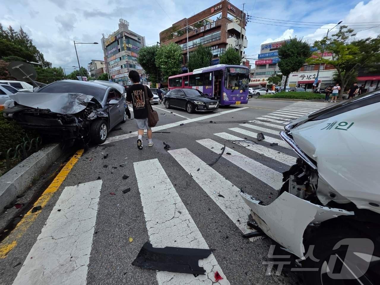 본문 이미지 - 13일 오후 2시 44분쯤 광주 북구 용봉동에서 난 추돌사고로 차량이 부서져 있다. (광주 북구 제공. 재판매 및 DB 금지) 2025.8.13/뉴스1 