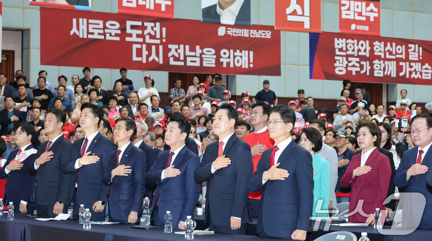 13일 대전 배재대에서 열린 국민의힘 제6차 전당대회 충청·호남 합동연설회에서 후보자들이 국기에 대한 경례를 하고하고 있다. 2025.8.13/뉴스1 ⓒ News1 김기태 기자