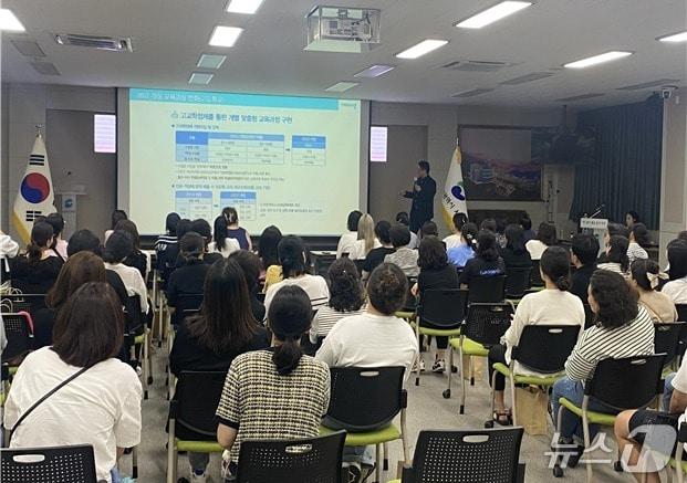 본문 이미지 - 지난 12일 오후 7시 부산 서구청 대회의실에서 중고등학생과 학부모들이 &#39;고교학점제·대입 전략 특강&#39;을 듣고  있다. &#40;서구 제공. 재판매 및 DB 금지&#41;