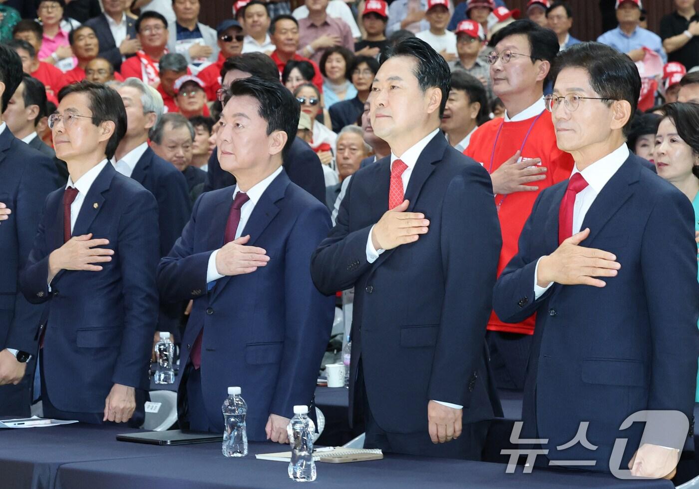 김문수&#40;오른쪽부터&#41;, 장동혁, 안철수, 조경태 국민의힘 당대표 후보가 13일 대전 배재대에서 열린 국민의힘 제6차 전당대회 충청·호남 합동연설회에서 국기에 대한 경례를 하고 있다. 2025.8.13/뉴스1 ⓒ News1 김기태 기자