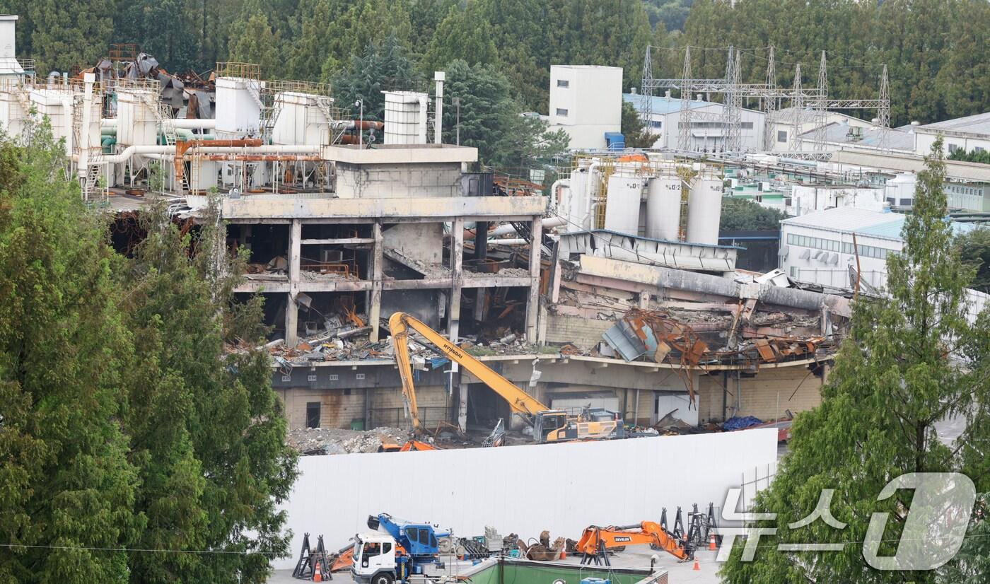 13일 대형 화재가 발생했던 금호타이어 광주공장은 본격적인 해체작업과 화재현장 감식이 시작됐다. 2025.8.13/뉴스1 ⓒ News1 김태성 기자