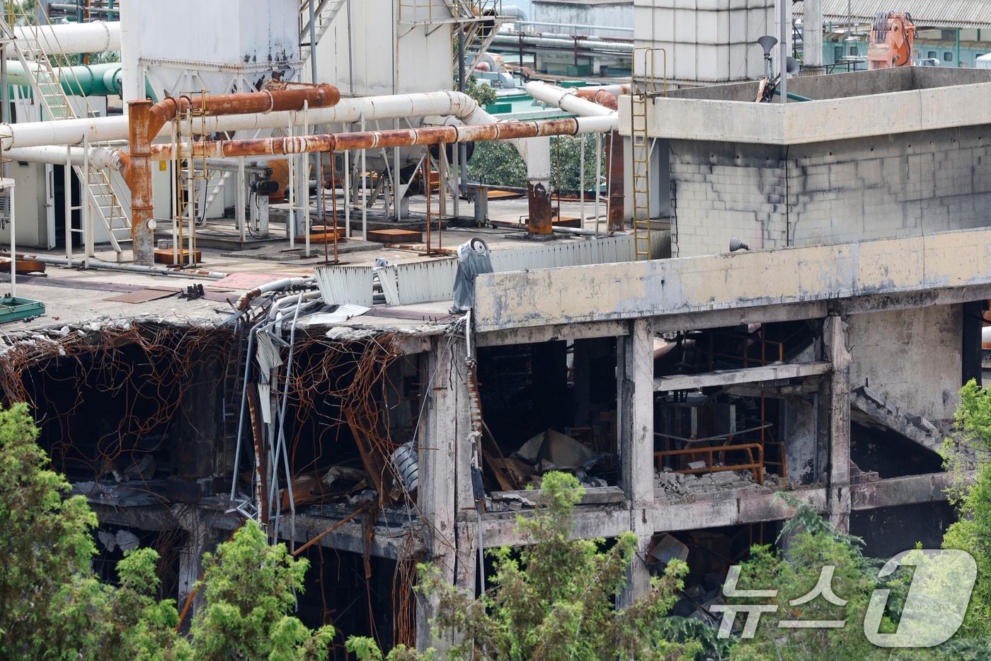 13일 대형 화재가 발생했던 금호타이어 광주공장에서는 본격적인 해체작업과 화재현장 감식이 시작됐다. 2025.8.13/뉴스1 ⓒ News1 김태성 기자