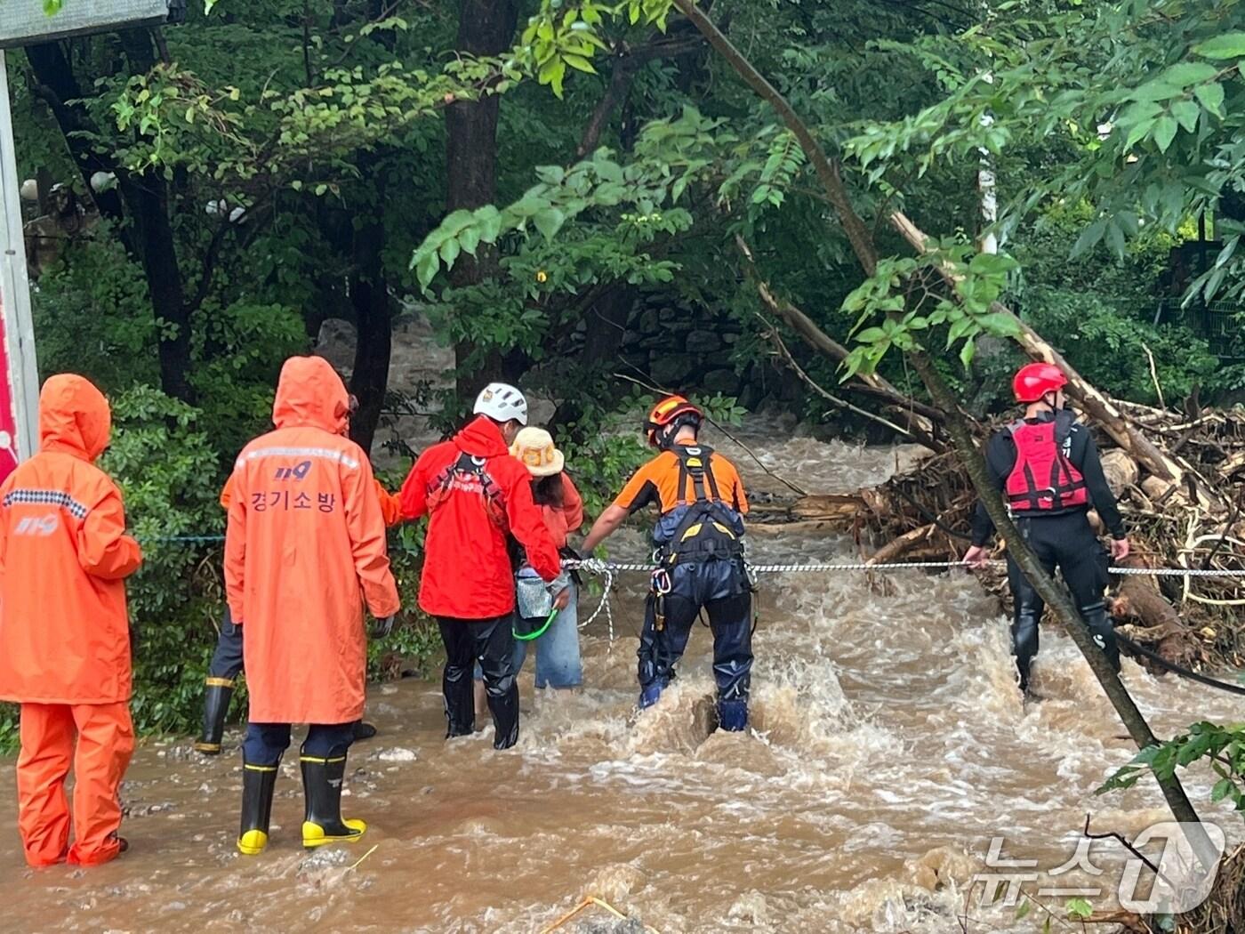 본문 이미지 - 13일 폭우로 고립된 시민을 구조하는 소방대원들. (사진=경기도북부소방재난본부)