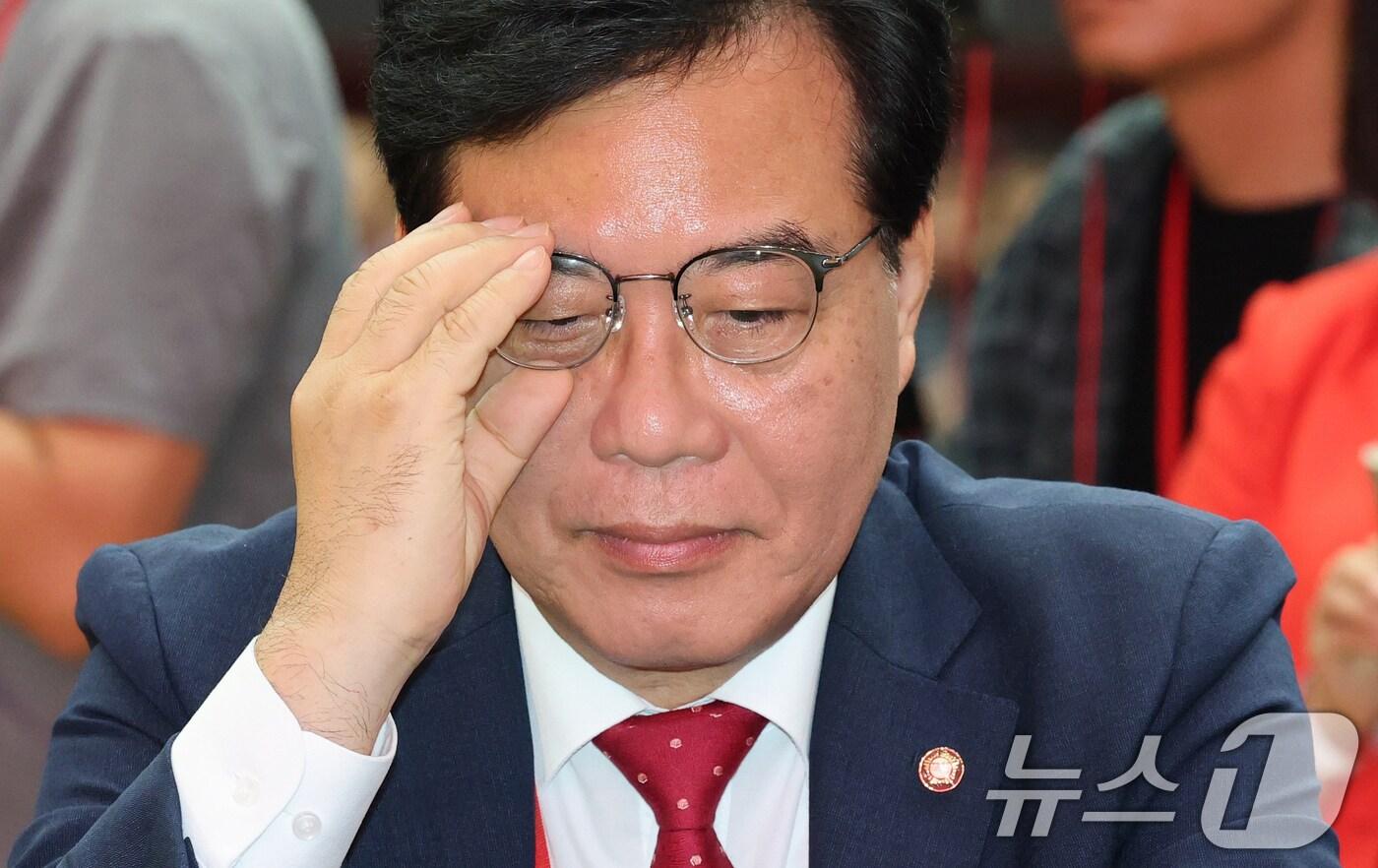 송언석 국민의힘 비상대책위원장이 13일 대전 배재대에서 열린 국민의힘 제6차 전당대회 충청·호남 합동연설회에서 안경을 고쳐쓰고 있다. 2025.8.13/뉴스1 ⓒ News1 김기태 기자