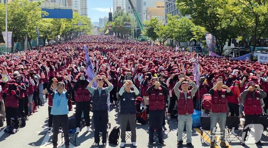 본문 이미지 - 민주노총 전국플랜트건설노조 울산지부 조합원들이 지난 7월 24일 울산시청 남문 앞에서 임금 및 단체협상 투쟁 승리 결의대회를 하고 있다. &#40;울산플랜트건설노조 제공. 재판매 및 DB 금지&#41; /뉴스1