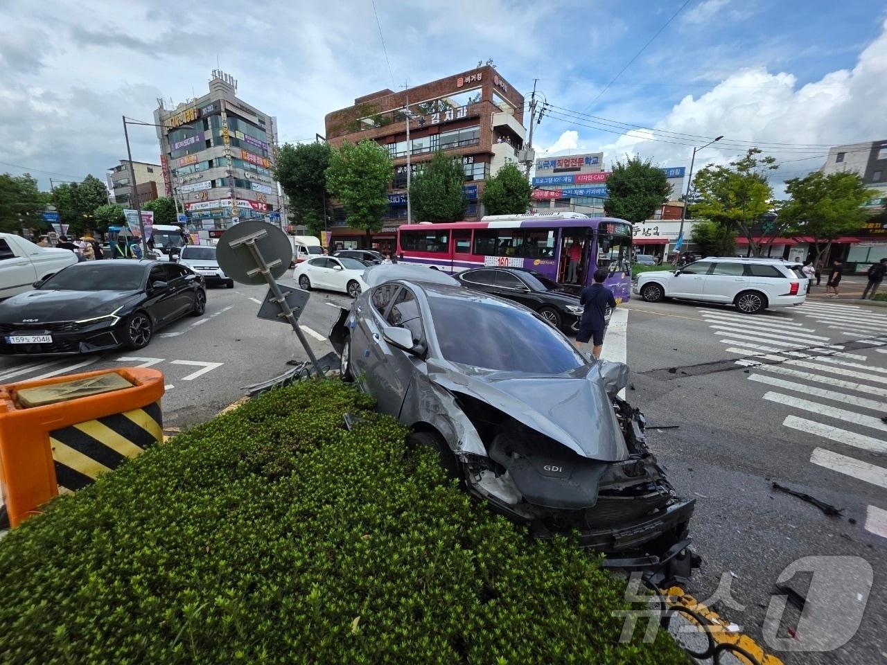 본문 이미지 - 13일 오후 2시 44분쯤 광주 북구 용봉동에서 난 추돌사고로 차량이 부서져 있다. &#40;광주 북구 제공. 재판매 및 DB 금지&#41; 