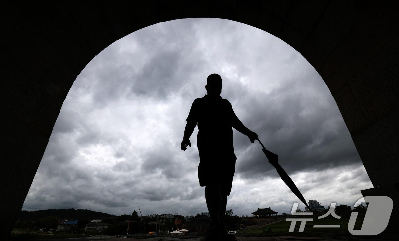 13일 오후 경기 수원시 팔달구 수원화성 창룡문에서 바라본 하늘이 비구름으로 인해 흐린 모습을 보이고 있다.  2025.8.13/뉴스1 ⓒ News1 김영운 기자