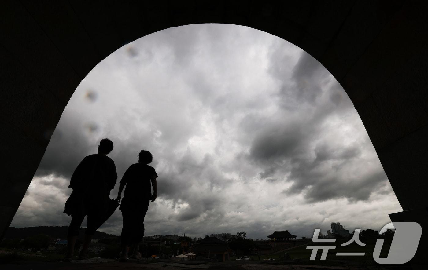 13일 오후 경기 수원시 팔달구 수원화성 창룡문에서 바라본 하늘이 비구름으로 인해 흐린 모습을 보이고 있다. 이날 경기북부 지역에 많은 비가 내리면서 시민이 고립되고 전철 운행이 중단되는 등 피해가 속출했다. 경기도는 낮 12시를 기해 호우 대비 재난안전대책본부 비상 2단계를 긴급 발령하고 호우 대응 강화에 나섰다. 2025.8.13/뉴스1 ⓒ News1 김영운 기자