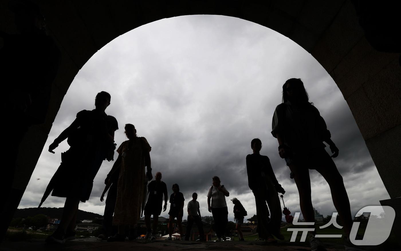 13일 오후 경기 수원시 팔달구 수원화성 창룡문에서 바라본 하늘이 비구름으로 인해 흐린 모습을 보이고 있다. 이날 경기북부 지역에 많은 비가 내리면서 시민이 고립되고 전철 운행이 중단되는 등 피해가 속출했다. 경기도는 낮 12시를 기해 호우 대비 재난안전대책본부 비상 2단계를 긴급 발령하고 호우 대응 강화에 나섰다. 2025.8.13/뉴스1 ⓒ News1 김영운 기자