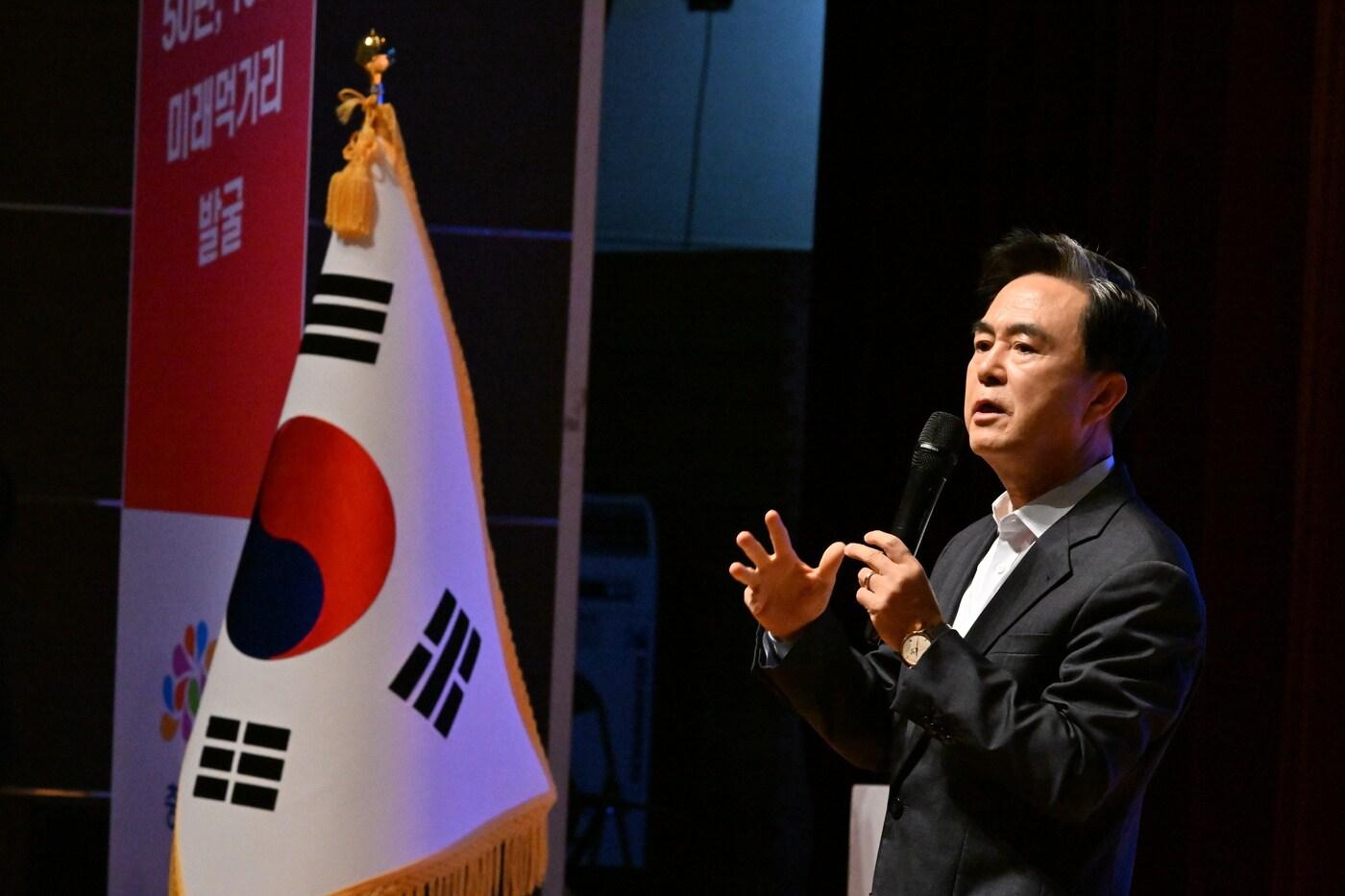  김태흠 충남지사가 홍주문화회관 대공연장에서 열린 도민과의 대화에 나서고 있다.(충남도 제공. 재판매 및 DB금지)/뉴스1