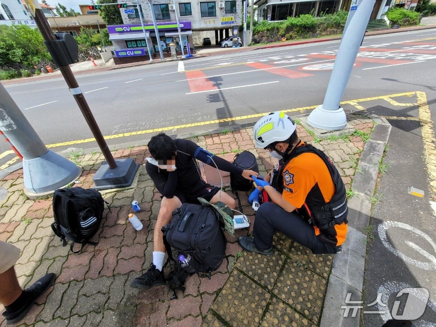 본문 이미지 - 13일 오후 서귀포 올레길 9코스에서 20대 남성이 쓰러졌다.&#40;제주도소방안전본부 제공. 재판매 및 DB 금지&#41;
