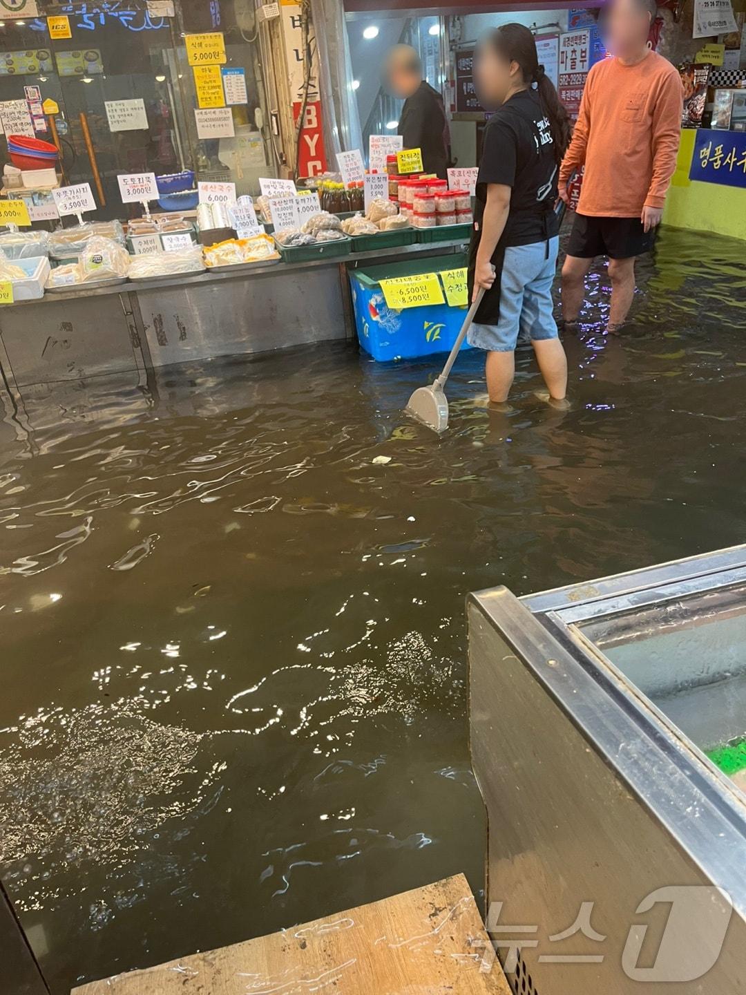 본문 이미지 - 인천지역에 집중호우가 내린 13일 인천 서구 중앙시장에 물이 차오른 모습. (독자 제공. 재판매 및 DB 금지) 2025.8.13/뉴스1