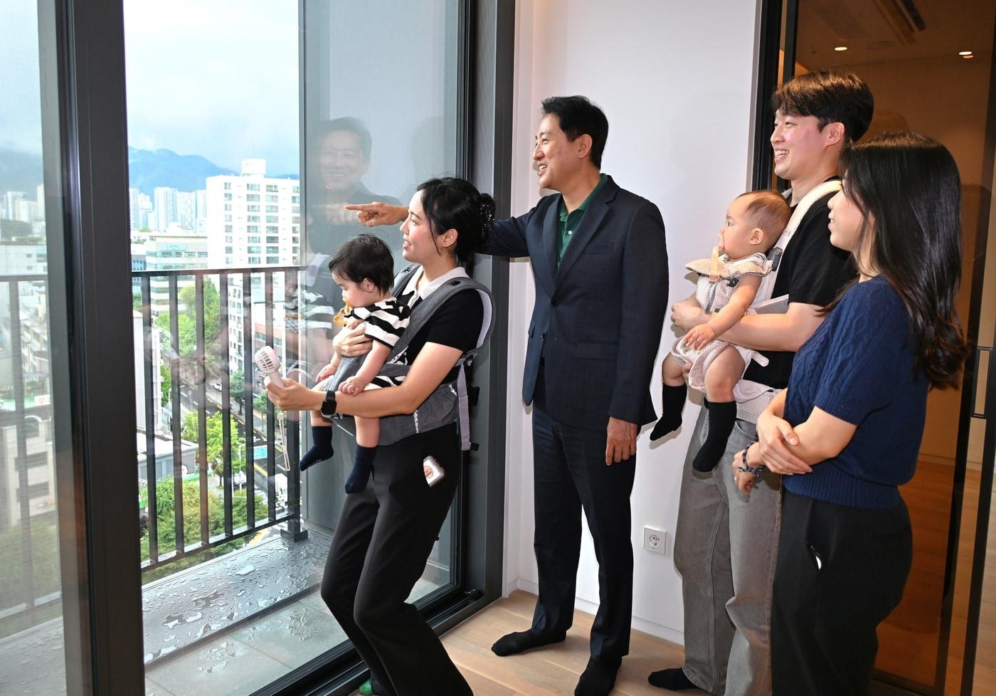 오세훈 서울시장이 13일 송파구 문정동에 위치한 &#39;비아파트형 미리내집&#39;을 함께 방문한 서울 베이비 엠버서더와 주택 주변 환경을 둘러보고 있다 &#40;서울시 제공&#41;뉴스1 ⓒ News1