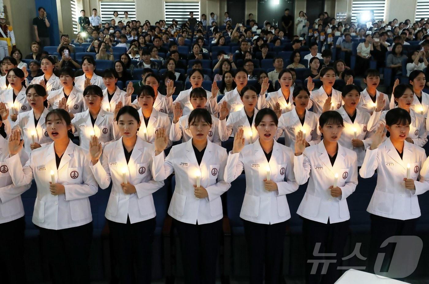 13일 오후 대전 유성구 국군간호사관학교에서 열린 나이팅게일 선서식에서 생도들이 간호 정신을 본받아 전문 간호인으로서 사랑과 봉사의 자세로 헌신할 것을 다짐하고 있다. (공동취재) 2025.8.12/뉴스1 ⓒ News1 김기태 기자