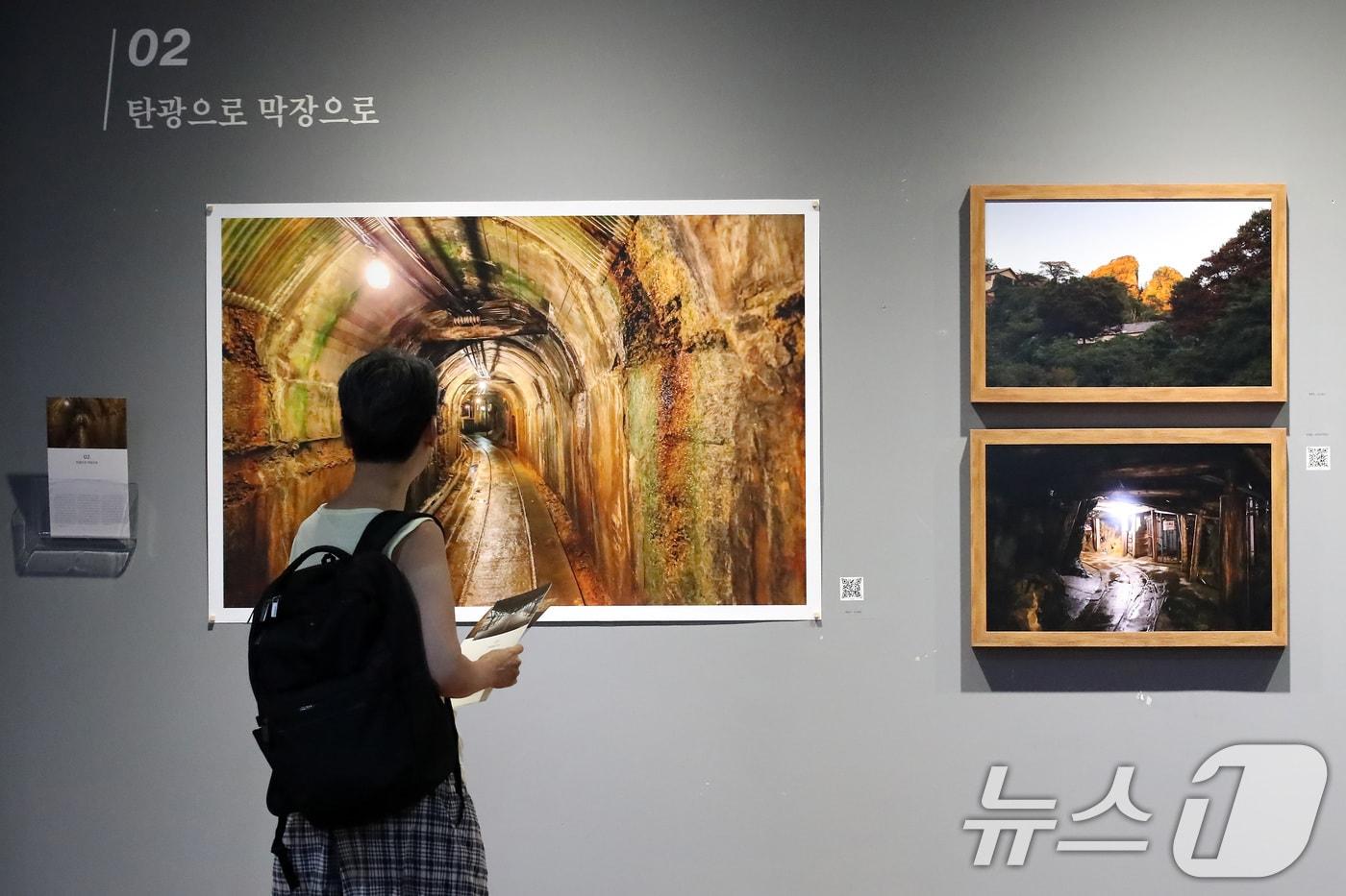 본문 이미지 - 13일 대구 남구 계명대학교 대명캠퍼스 극재미술관을 찾은 시민이 사진기록연구소 광복 80주년 기획전 '잊혀진 이름 남겨진 자리-조선인 강제동원의 기록' 사진을 관람하고 있다. 2025.8.13 ⓒ 뉴스1 공정식 기자