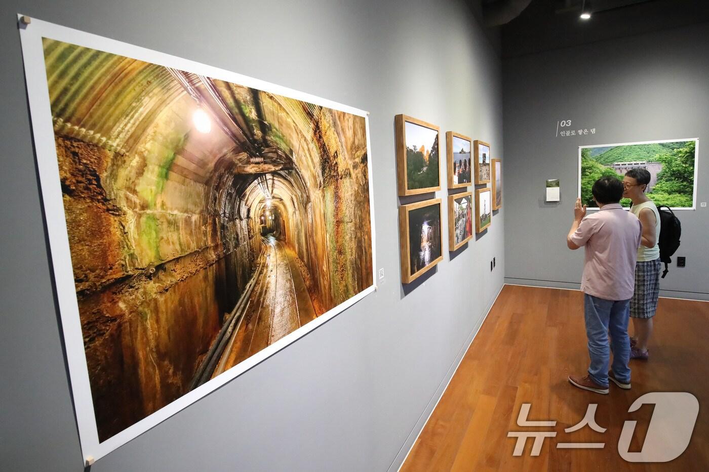 13일 대구 남구 계명대학교 대명캠퍼스 극재미술관을 찾은 시민이 사진기록연구소 광복 80주년 기획전 '잊혀진 이름 남겨진 자리-조선인 강제동원의 기록' 사진을 관람하고 있다. 2025.8.13/뉴스1 ⓒ News1 공정식 기자