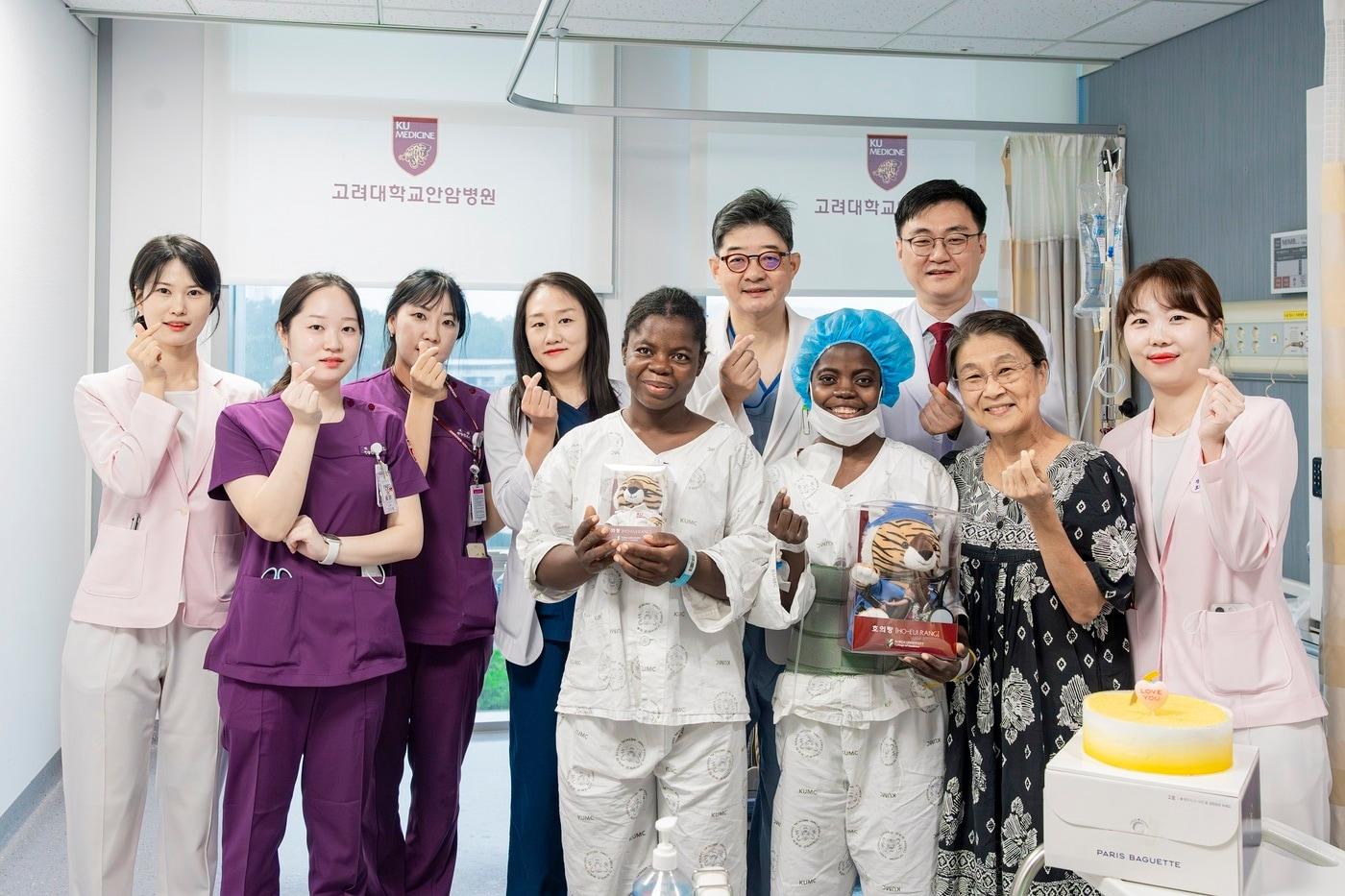 프리냐마 카미디 크팔리 퇴원식 단체사진. 한승범 고려대안암병원장(두번째줄 다섯번째부터)과 정철웅 교수, 밈보우아바 잘렌리(첫번째 줄 좌측부터)와 프리냐마.(고려대안암병원 제공)